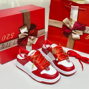 红色情侣款板鞋男女真皮平底秀禾汉服新郎新娘敬酒婚鞋2026休闲鞋