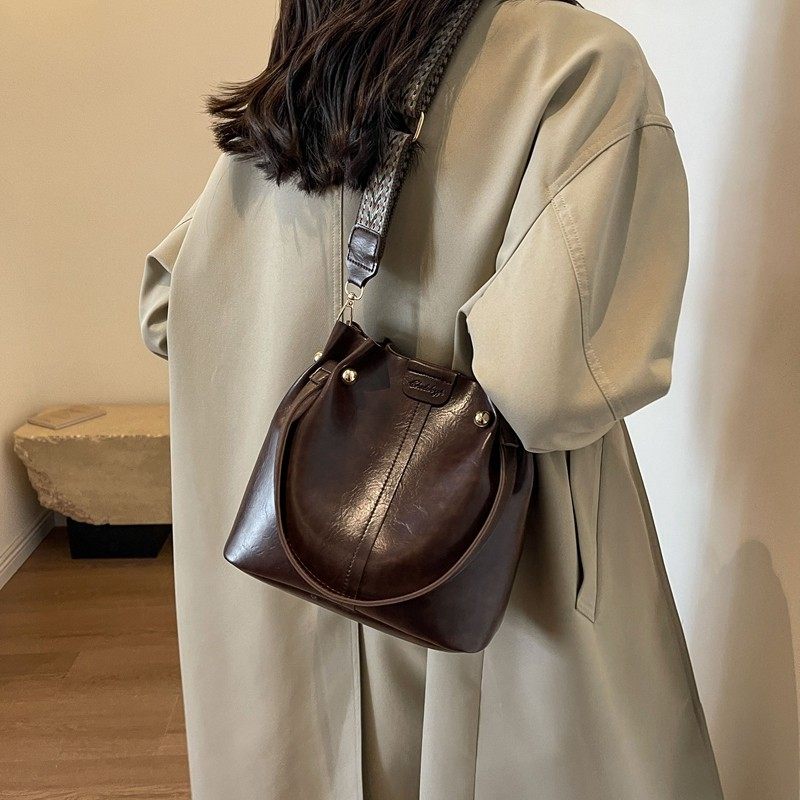 今年流行包包水桶包女2025新款高级感单肩包通勤百搭宽肩带斜挎包,箱包皮具/热销女包/男包,通用款女包,淘宝优惠券,粉丝福利购,淘宝优惠卷