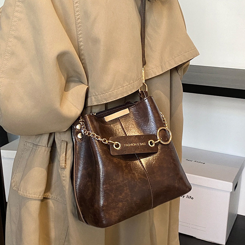 大容量上班通勤高级感斜挎包包女士新款宽肩带单肩黑色水桶包百搭,箱包皮具/热销女包/男包,通用款女包,淘宝优惠券,粉丝福利购,淘宝优惠卷