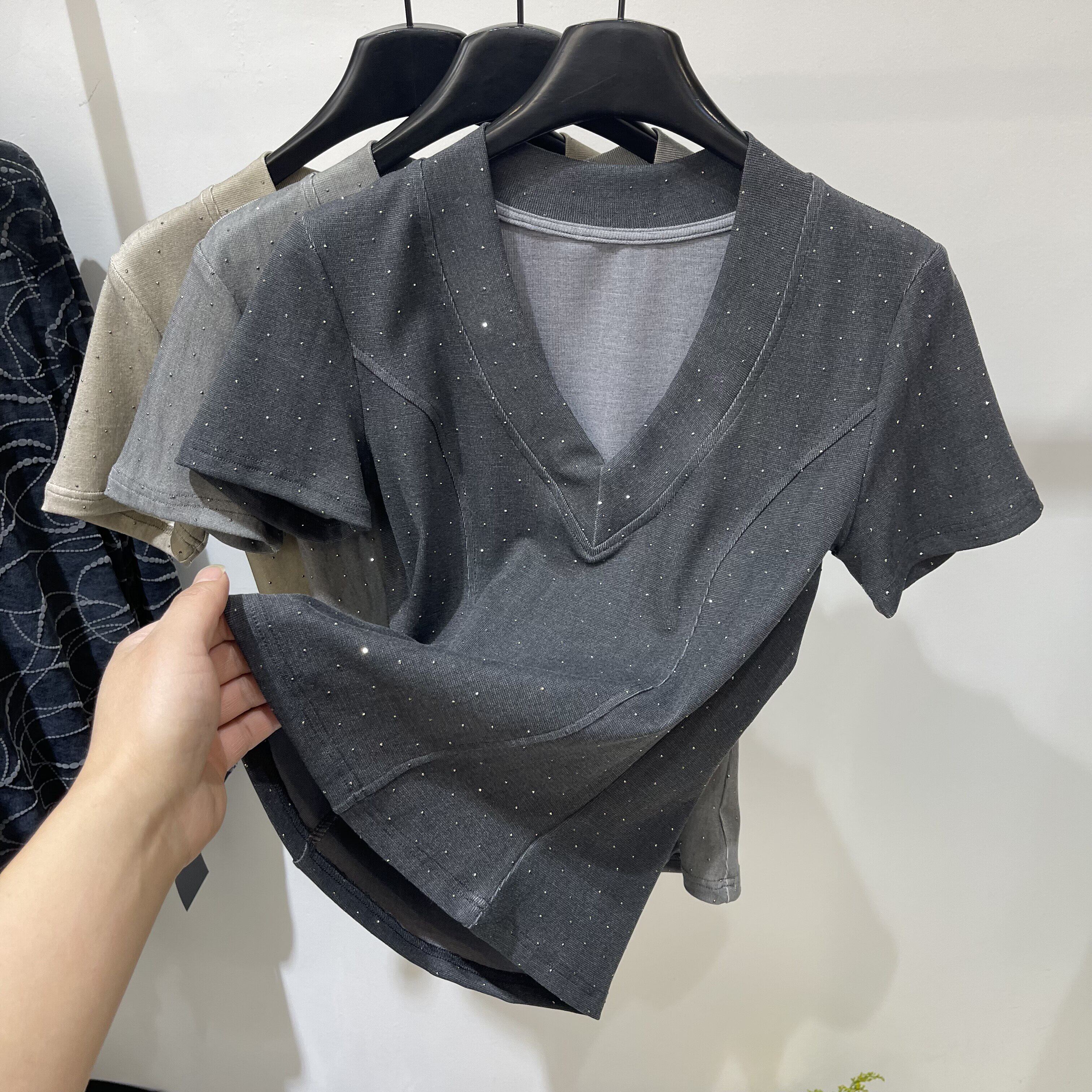 V领烫钻拼接短袖T恤女纯色显瘦