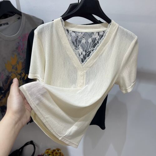 设计感V领后背蕾丝拼接纽扣短袖