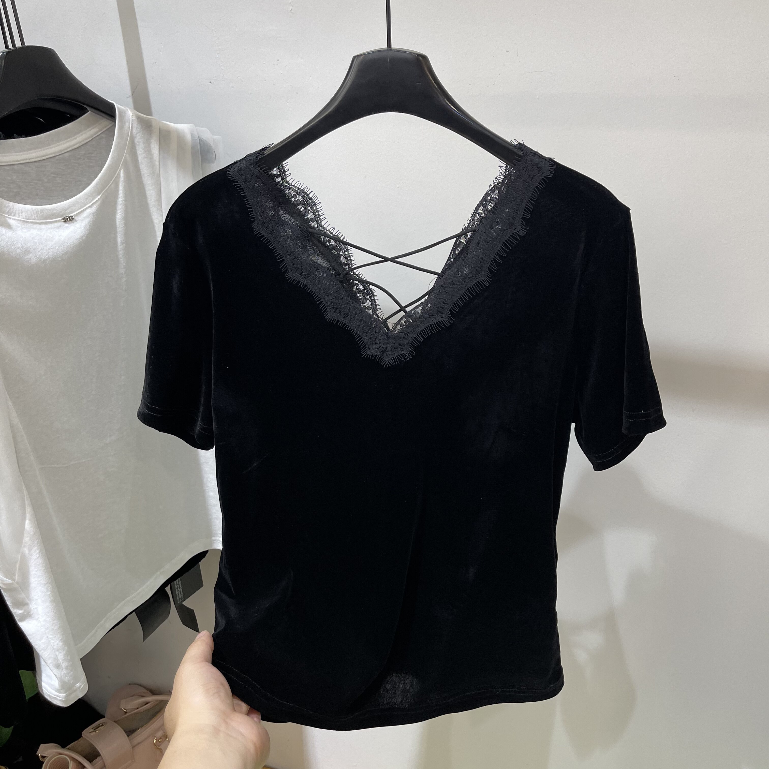 V领丝绒蕾丝露背交叉绑带短袖T女