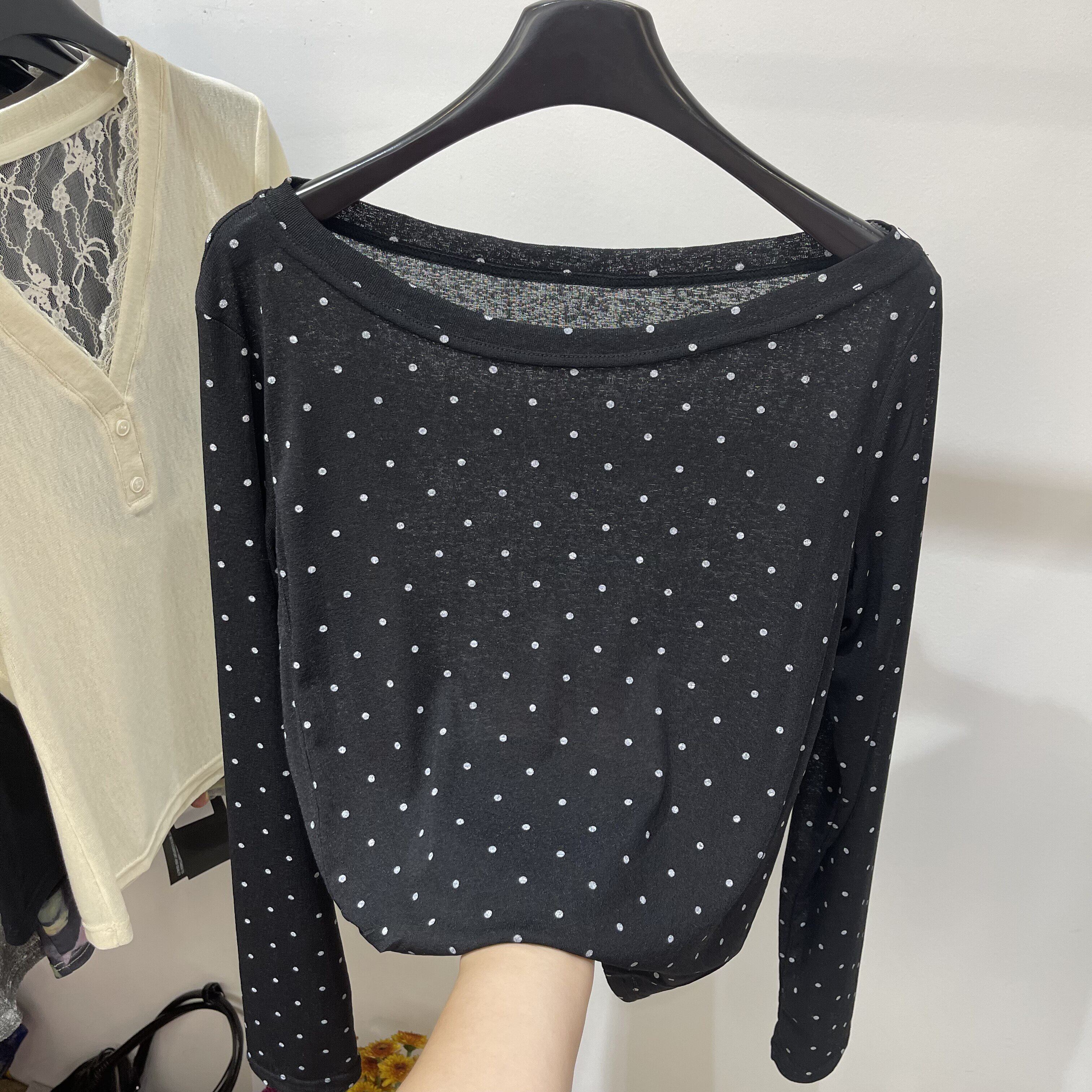 复古波点斜肩黑轻薄款长袖T恤女2026夏季新款修身显瘦打底衫上衣