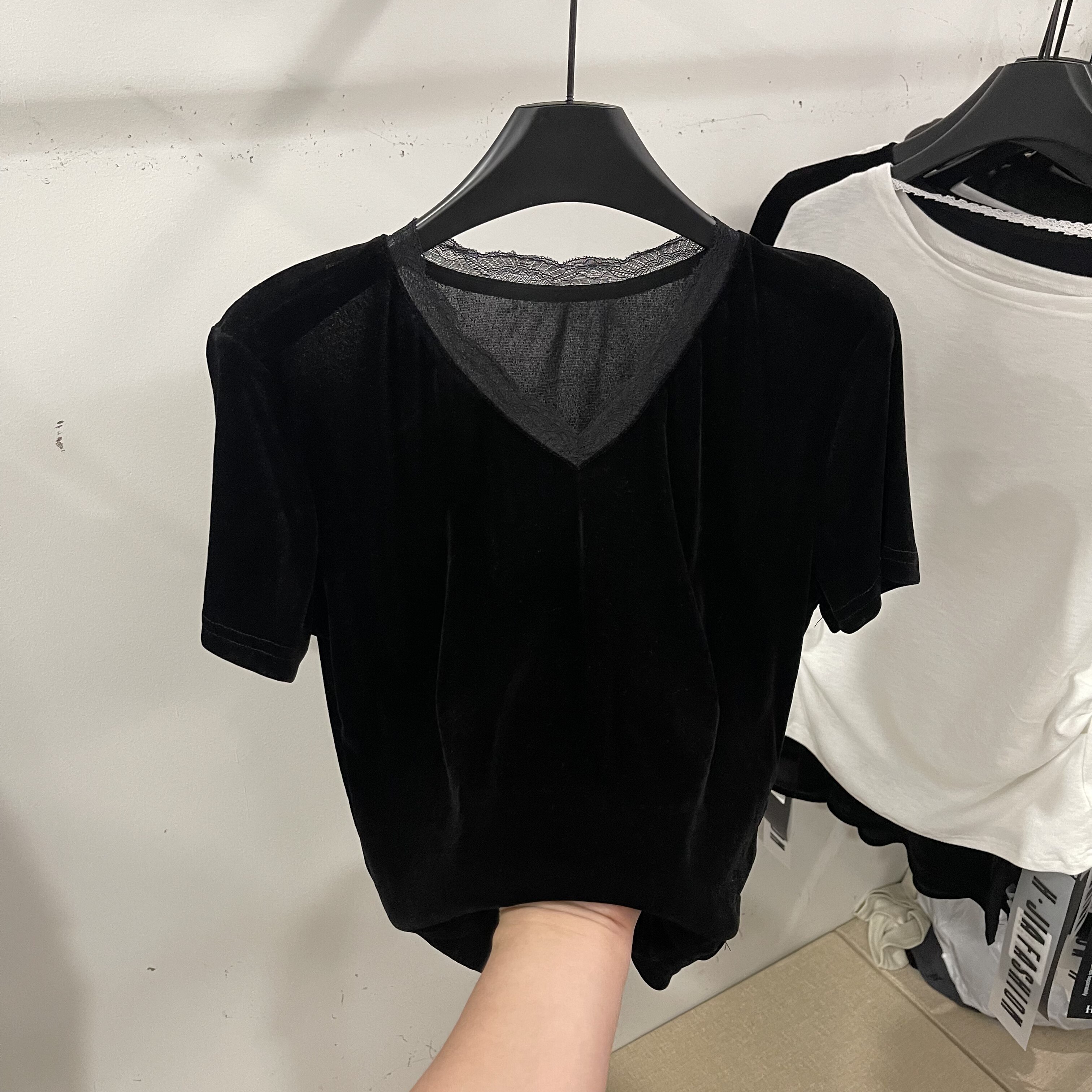 简约黑色V领蕾丝花边丝绒短袖T女