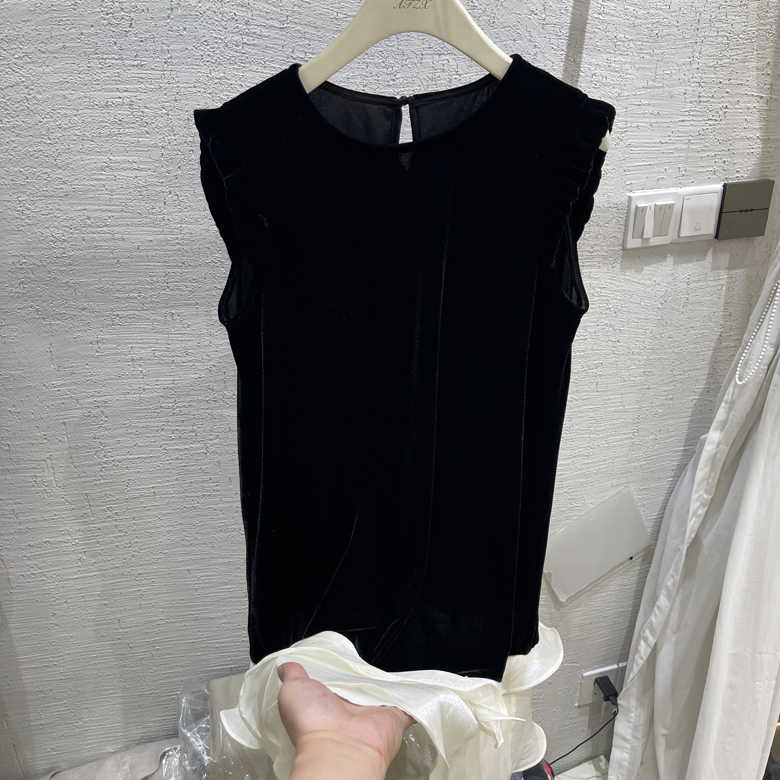 拼接荷叶边下摆撞色无袖小衫女