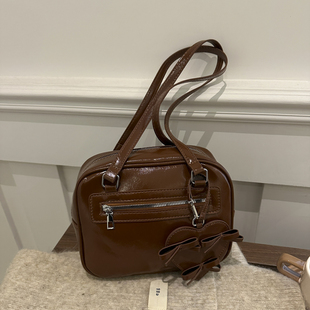 2025新款潮学院风枕头包韩国小众腋下包包女式大容量手拎通勤包