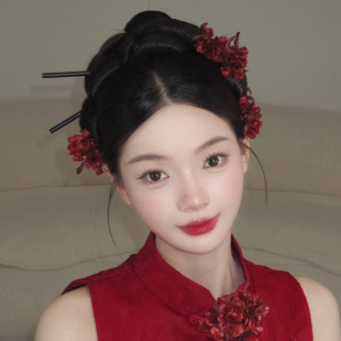 新娘头饰新中式国风发饰简约高级感迎客红豆干花侧边花敬酒服配饰