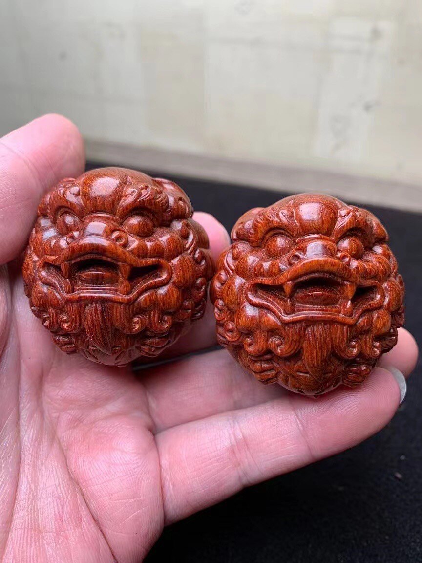 【品名】貔貅保健球 【材质】印度小叶紫檀手把件 【尺寸】4.5cm