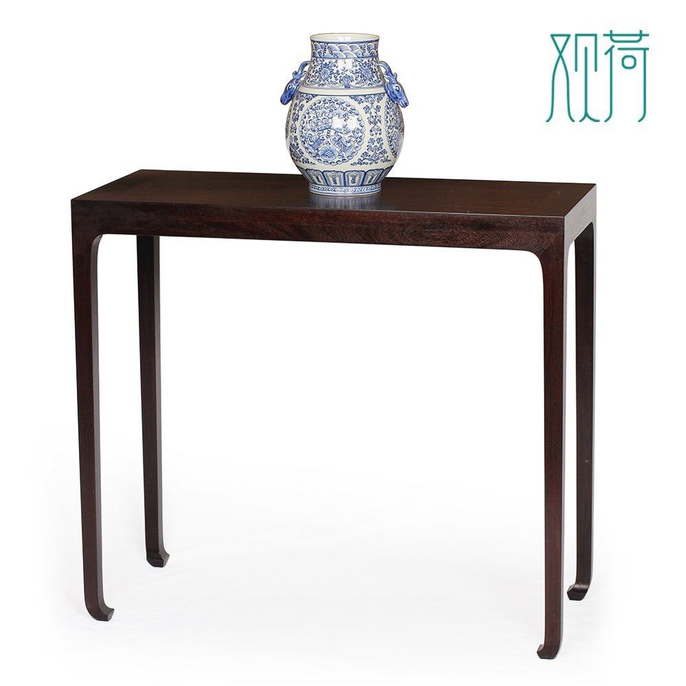 此桌结构采用了较为简练的造法 每个构件干净利落 整体造型峭拔精神 使此桌显得骨相清奇 劲挺不凡 乃明式桌案类经典之作 敬请珍赏.