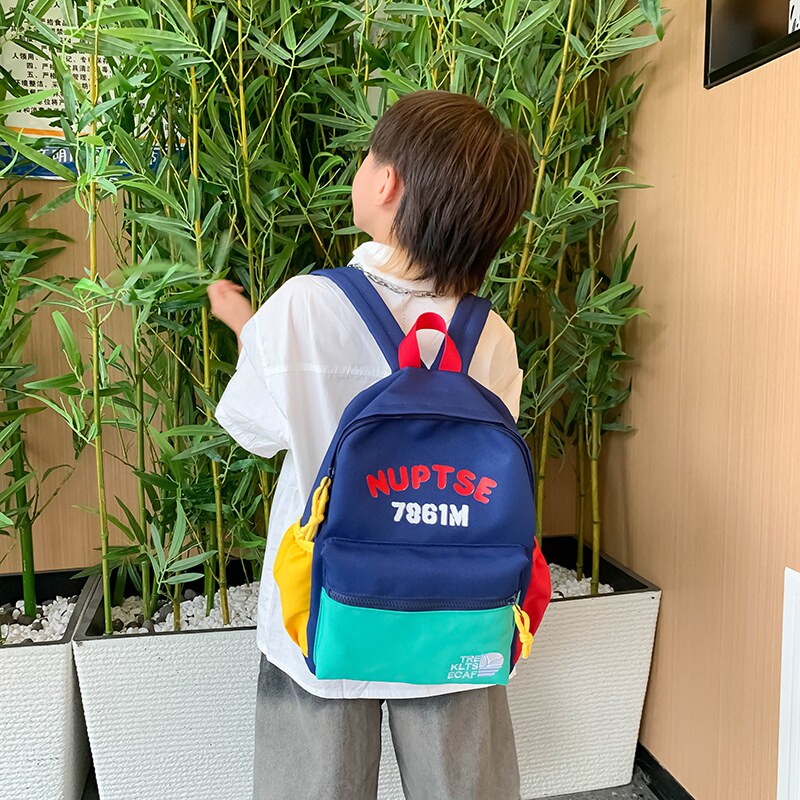 儿童书包新款帅气小男孩幼儿园双肩包轻便休闲小学生旅行登山背包