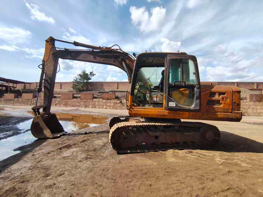 4月25日大理白族自治州变卖龙工LG6135履带式液压挖掘机一辆网络拍卖公告