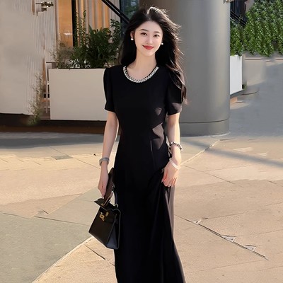 法式赫本风黑色钉珠圆领泡泡袖连衣裙女2025新款夏季修身a字长裙