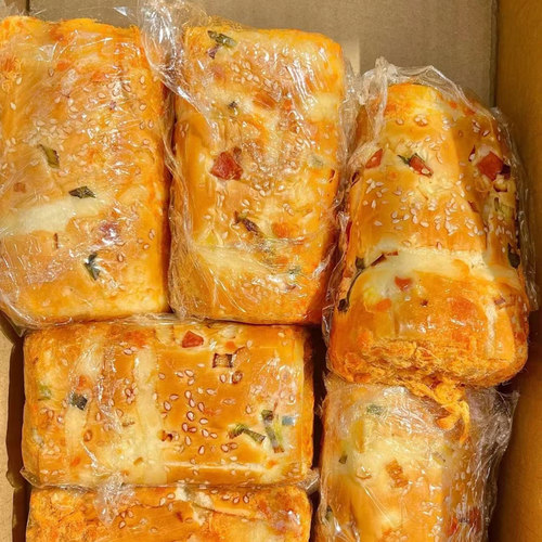 现做香葱肉松味面包卷爆浆软面包