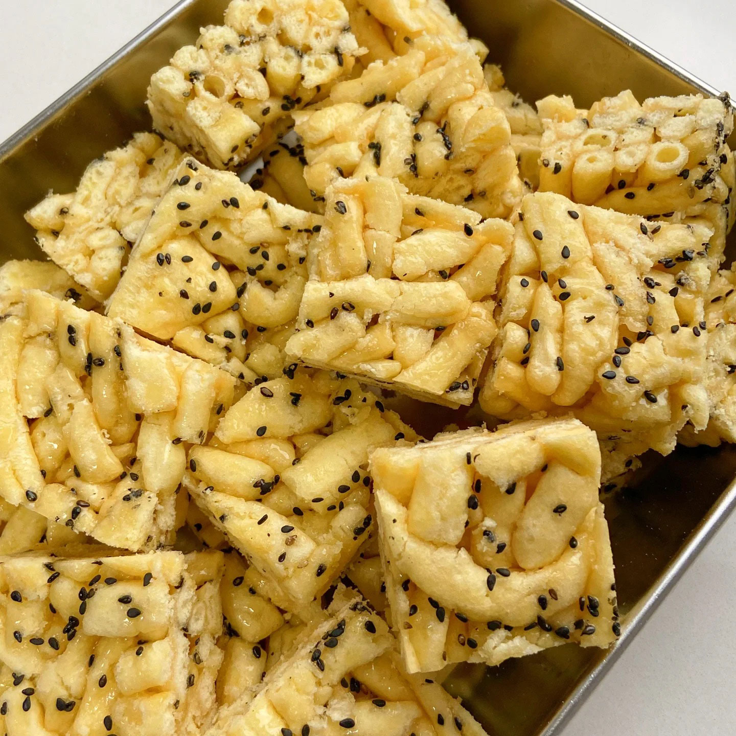 沙琪玛整箱散装葡萄干传统糕点充饥早餐休闲零食小吃萨其马面包邮