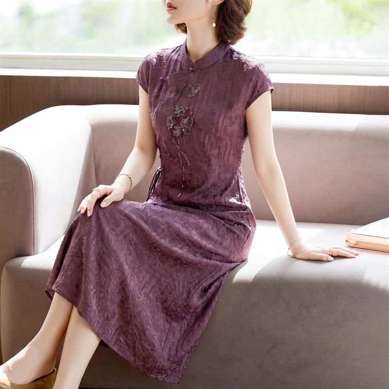新中式妈妈夏装刺绣洋装2026新款中老年女装夏季收腰改良旗袍裙