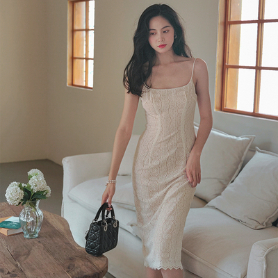 白色蕾丝吊带裙，面料软绵有弹力