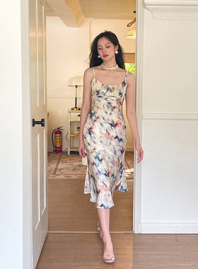 2025新款法式油画感缎面吊带裙温柔风中长款连衣裙