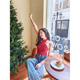 兔阿姨 纯欲辣妹风 修身显瘦红色大露背挂脖背心上衣短款