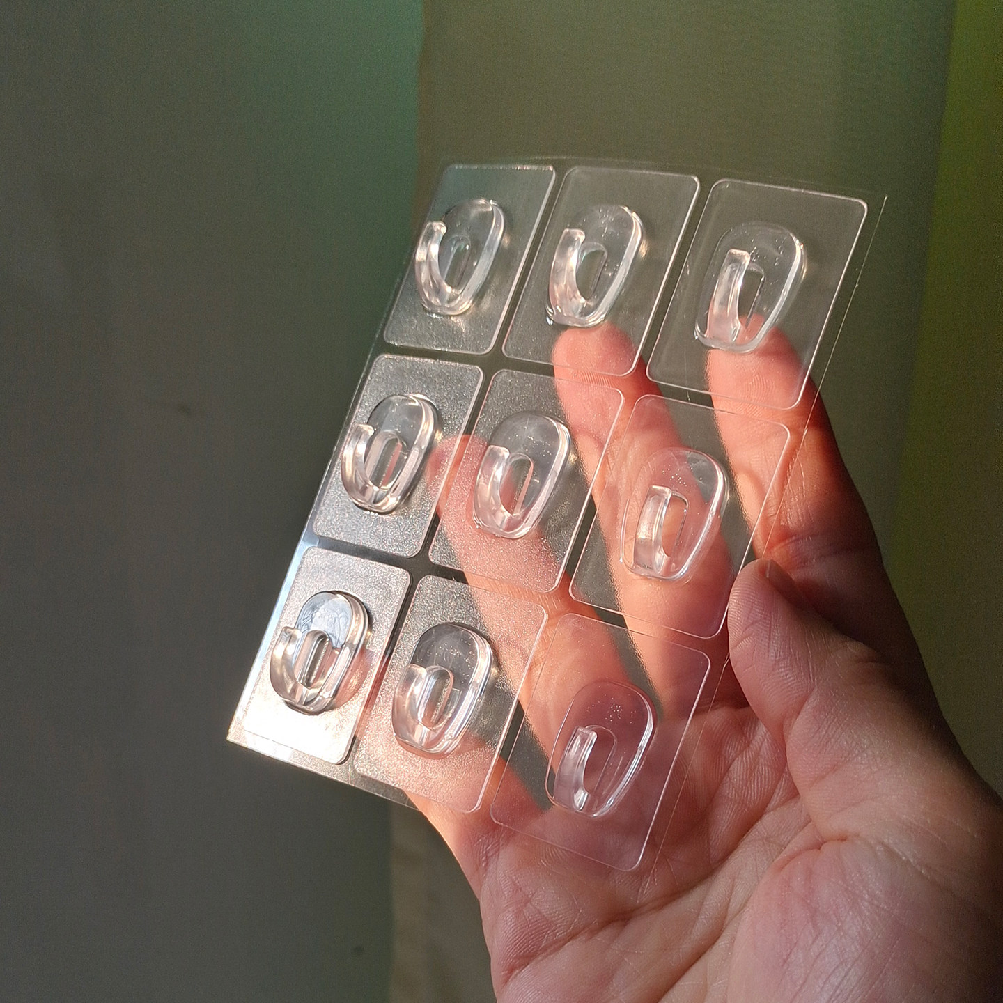 迷你小挂钩幼儿园作品上墙小号粘钩可爱无痕透明隐形钥匙装饰挂勾