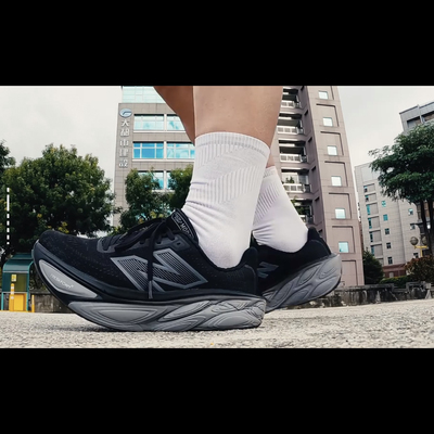 New Balance More v5 舒适简约防滑低帮跑步鞋男款黑色MMORLK5
