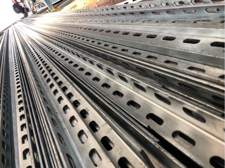 镀锌花角钢 冲孔角钢 花边货架 三角铁 管道支架 双孔冲孔支架