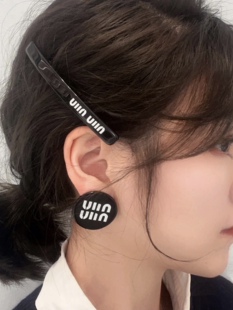 缪新款黑色圆耳钉2023年新款夸张字母耳环法式时髦耳饰