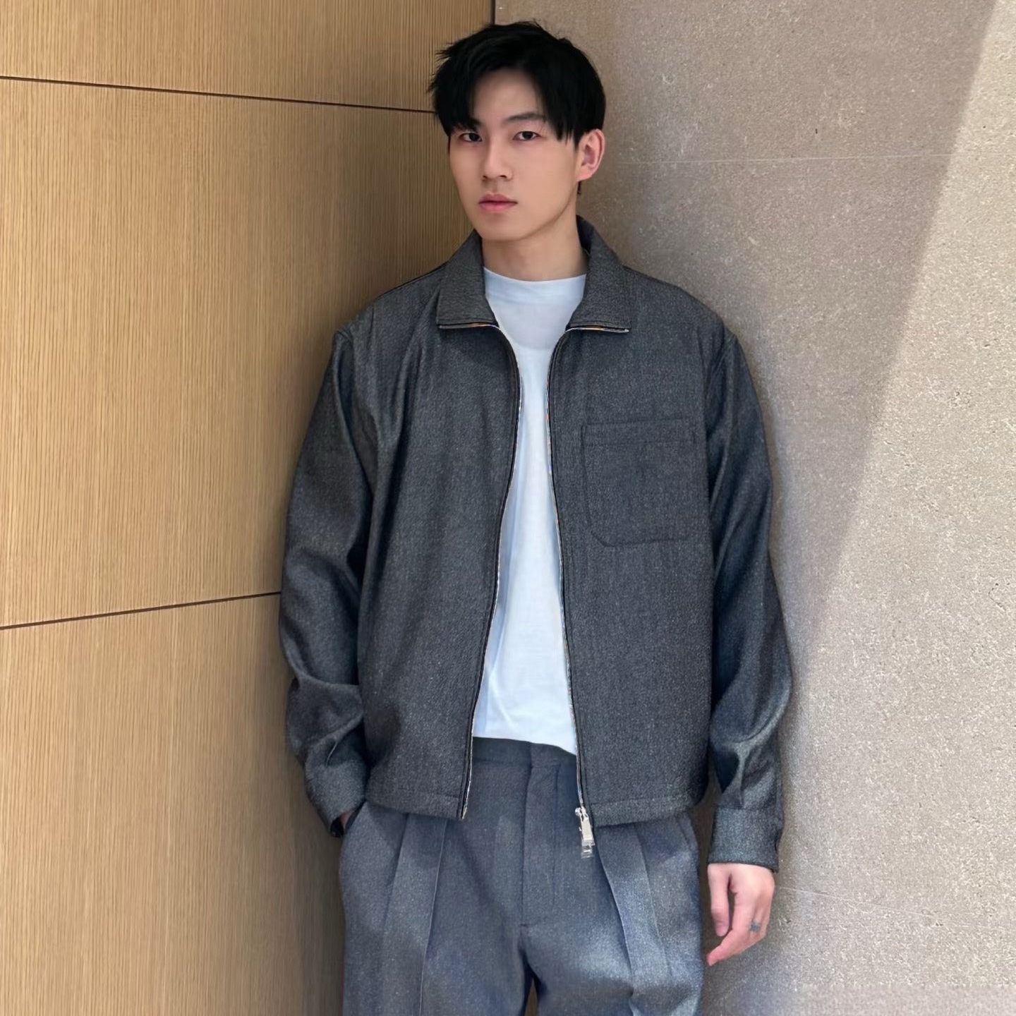 CD刺绣标语羊毛花灰色翻领拉链夹克套装外套老钱风男款简约短款