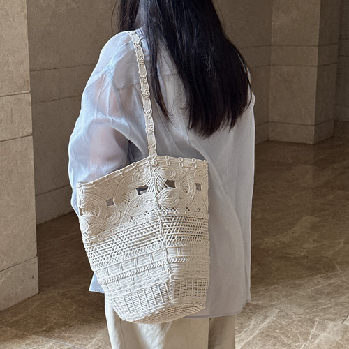 手工编织米色镂空单肩包女士蕾丝花边大好水桶包春夏度假波嬉风夏