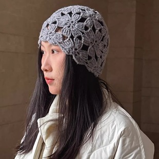 灰色时髦女士秋冬保暖旅游红色羊毛手工钩花针织帽包头帽堆堆帽