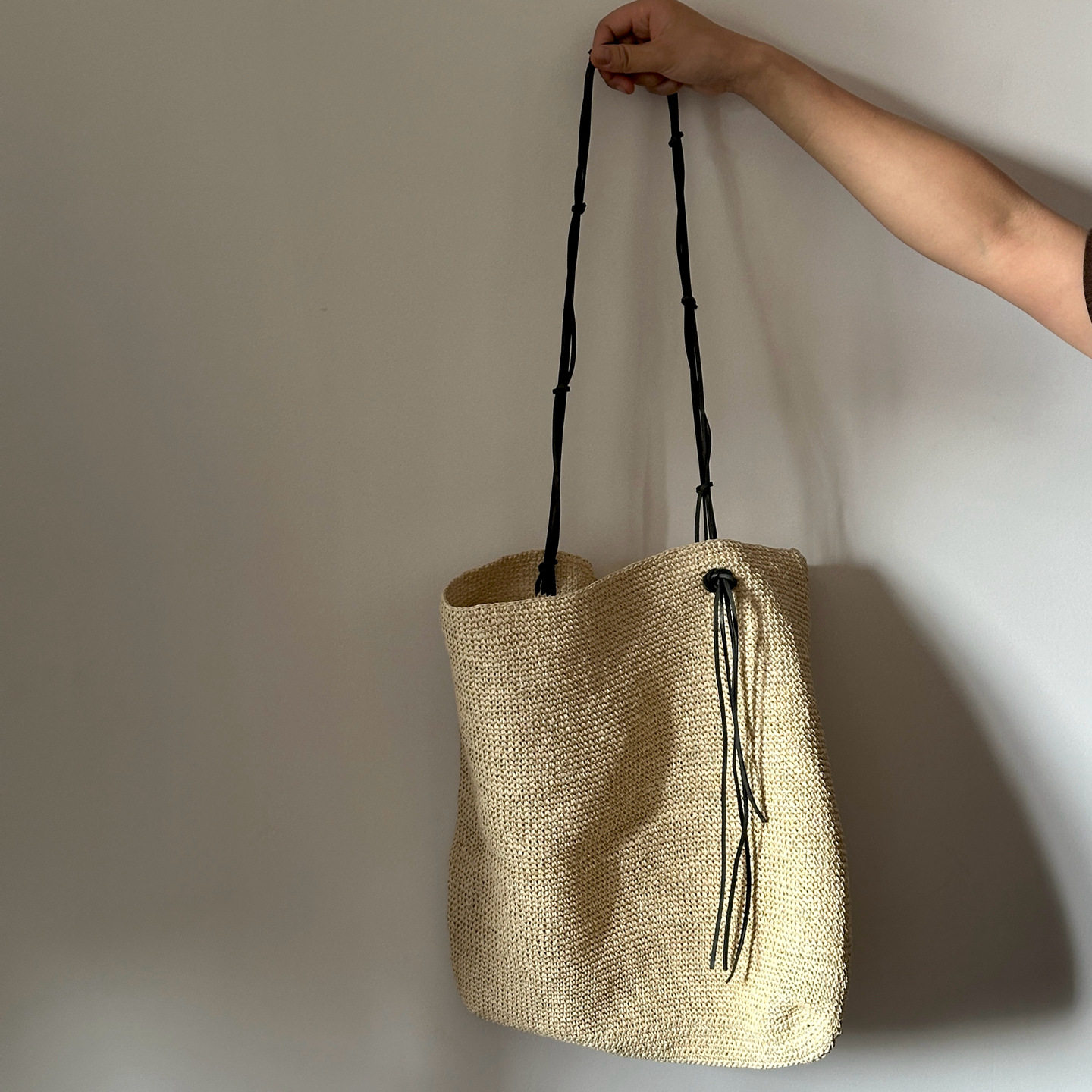 灰色手工编织女士单肩包斜挎包草编包编织包波嬉风小众设计师款