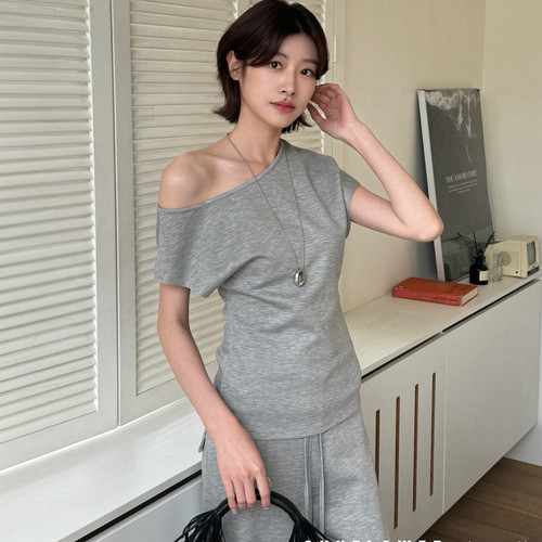 SUNFLOWER-FOWER辣妹纯欲百搭显瘦斜肩露肩设计感上衣T恤小衫3888