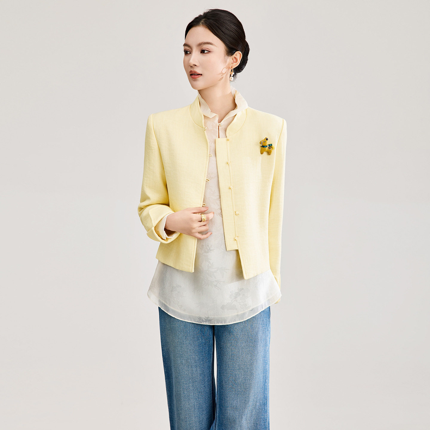 深圳南油2026高货人字纹立领新中式国风小马胸针短外套女春款上衣