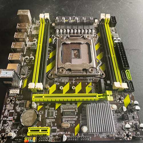 X79主板 支持E5 V1/V2系列CPU 四个DDR3内