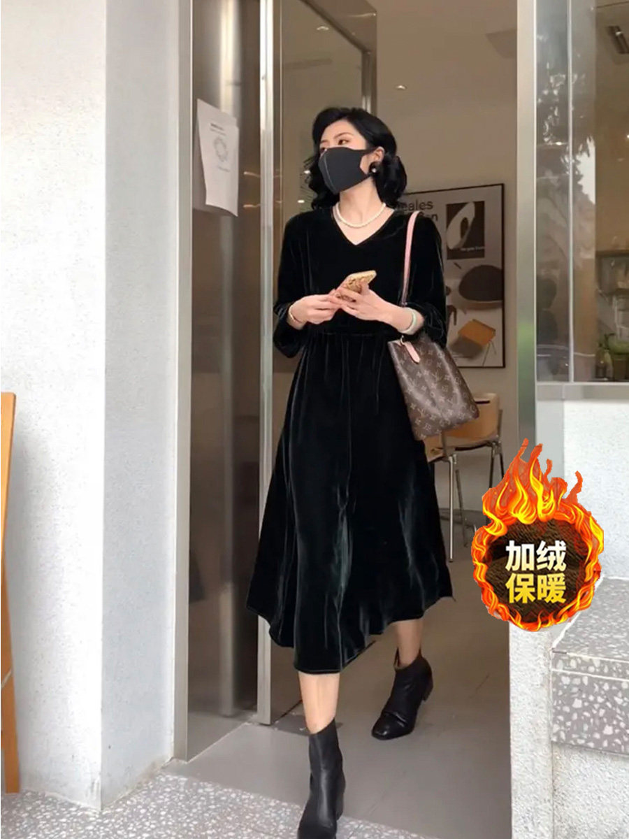 唐朱迪春秋法式复古金丝绒连衣裙女2023春季新款v领女装打底配大