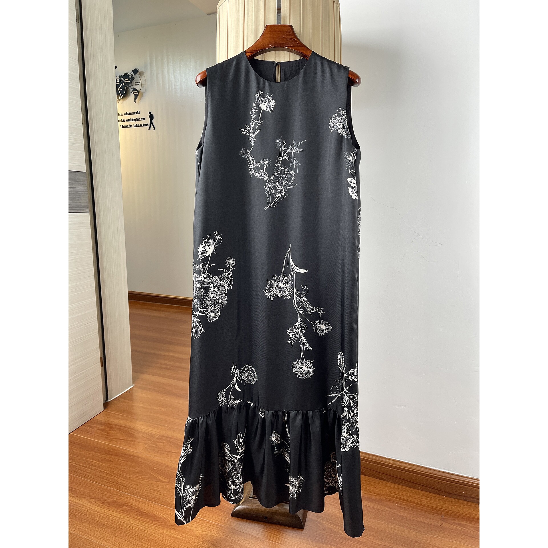 真丝斜纹绸连衣裙下摆拼接荷叶边印花宽松遮胯遮肚无袖背心裙长款