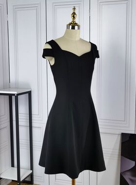 赫本风法式复古小黑裙2025秋冬款修身显瘦气质黑色连衣裙小礼服女