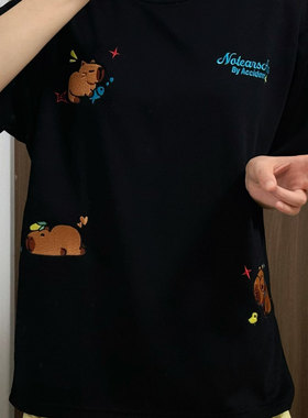 奥特莱斯卡皮巴拉字母刺绣可爱卡通动物短袖T恤男女纯棉ins潮牌夏