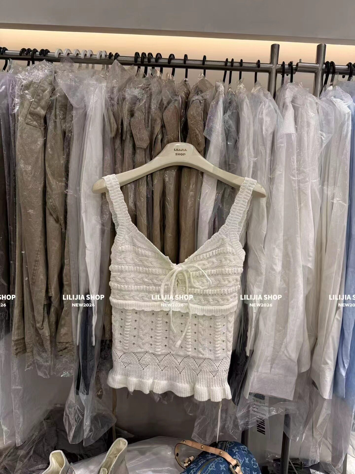 LiLijia正品韩版时尚百搭显瘦镂空设计花边纽扣吊带背心女上衣潮