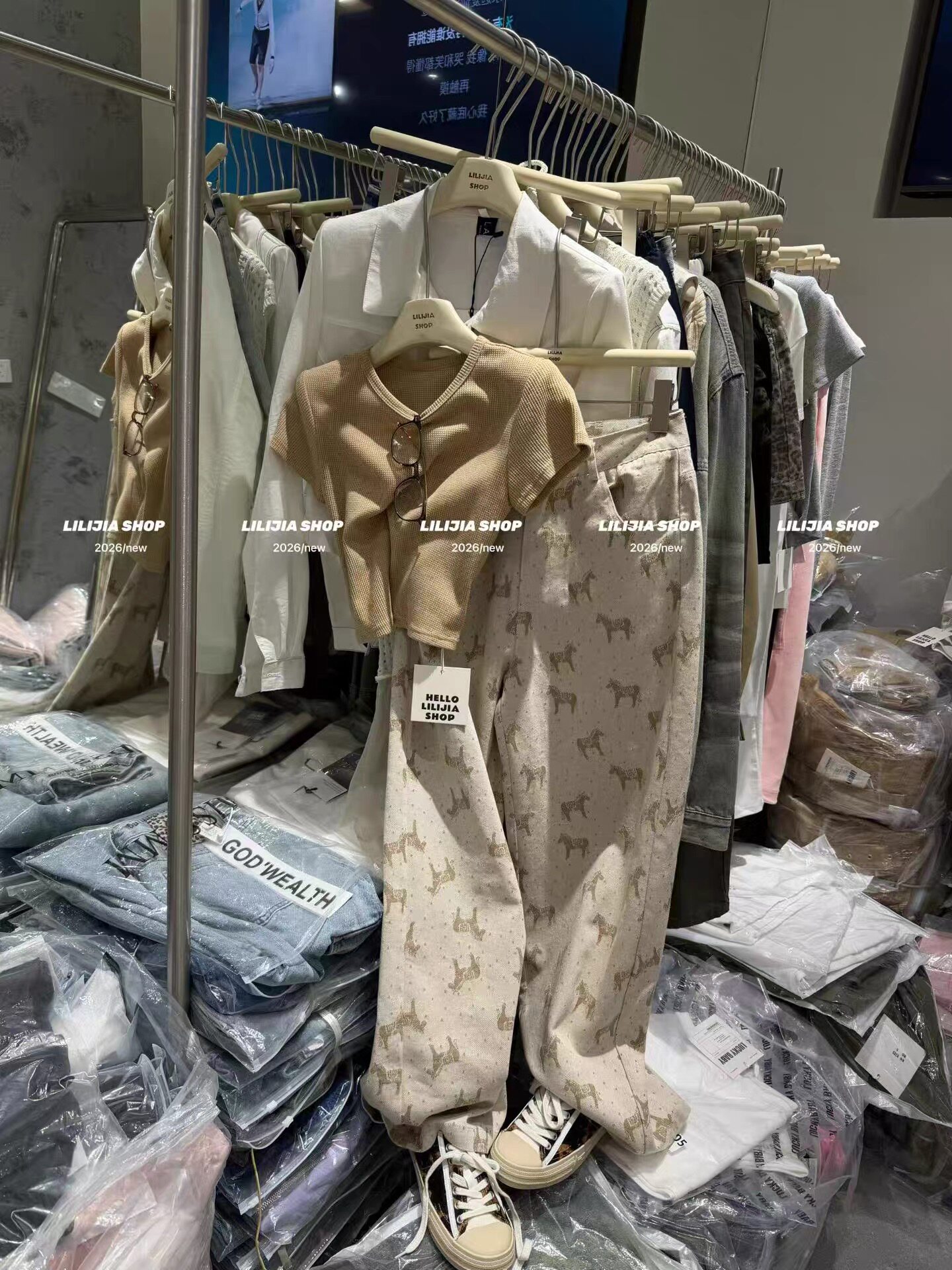 正品实拍小马印花阔腿牛仔裤女2026新款高腰显瘦宽松直筒拖地裤子