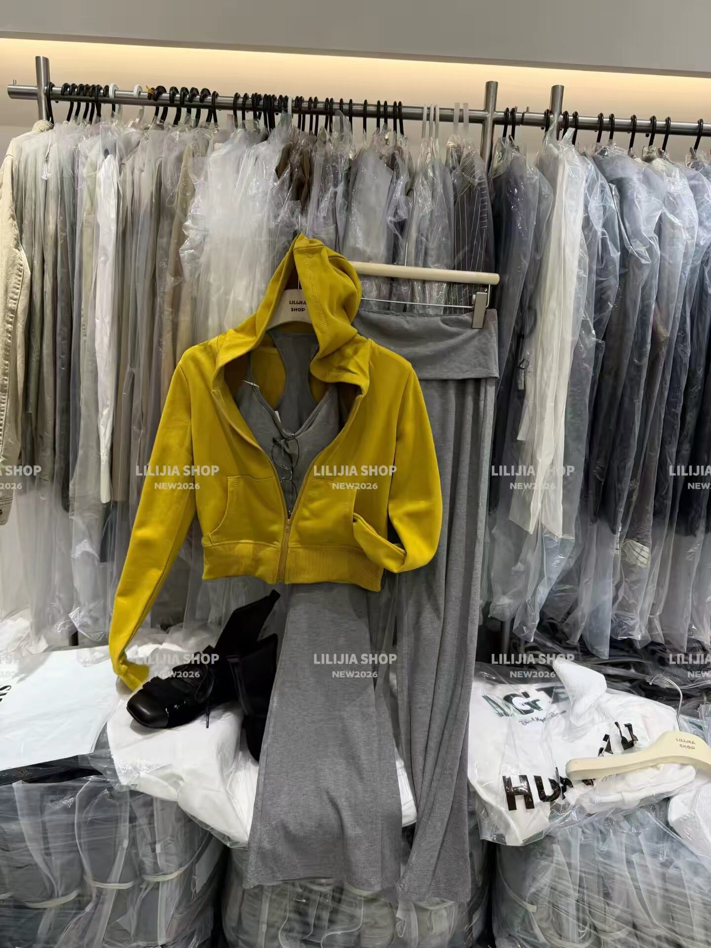 LiLijia正品 新款连帽外套+胸垫吊带+翻边腰头微喇裤懒人三件套装