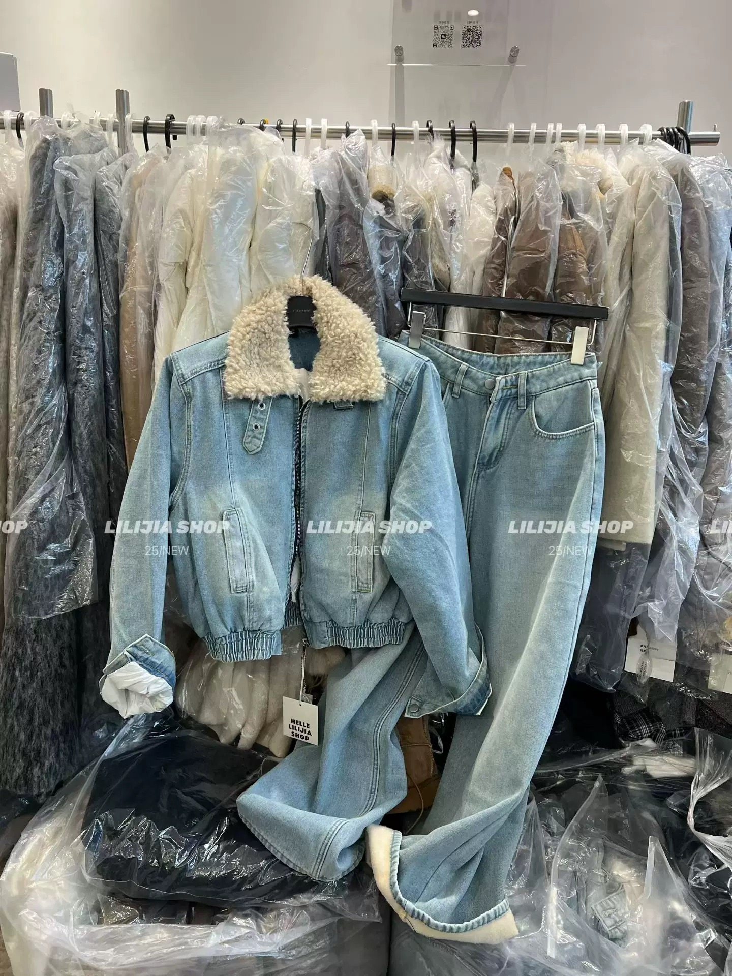 2025冬季新款韩版翻领牛仔外套短款加厚保暖羽绒服+牛仔裤套装潮