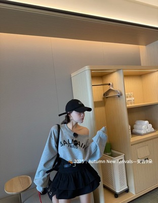 2025秋季新款韩版宽松字母印花斜肩短款卫衣女简约时尚百搭上衣潮