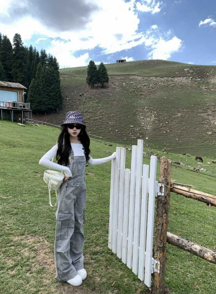 九月家【有氧漫旅】水洗棉浅灰色工装背带裤/白色贴标拉肩T恤套装
