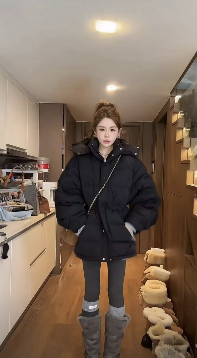 泡菜定制黑色收腰连帽羽绒服女2025冬季新款韩版洋气中长款短外套