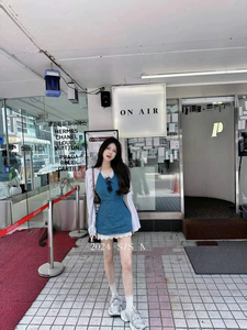 时尚小香风纯欲辣妹牛仔裙子女夏季新款高级感港味复古挂脖连衣裙