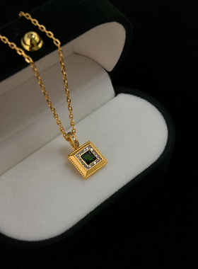 新款时尚复古轻奢原创潮款精致方牌祖母绿项链毛衣坠女法式