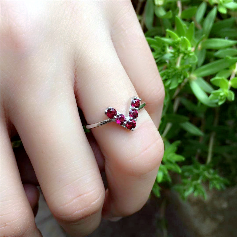 酒红石榴石镶嵌小巧精致银戒指