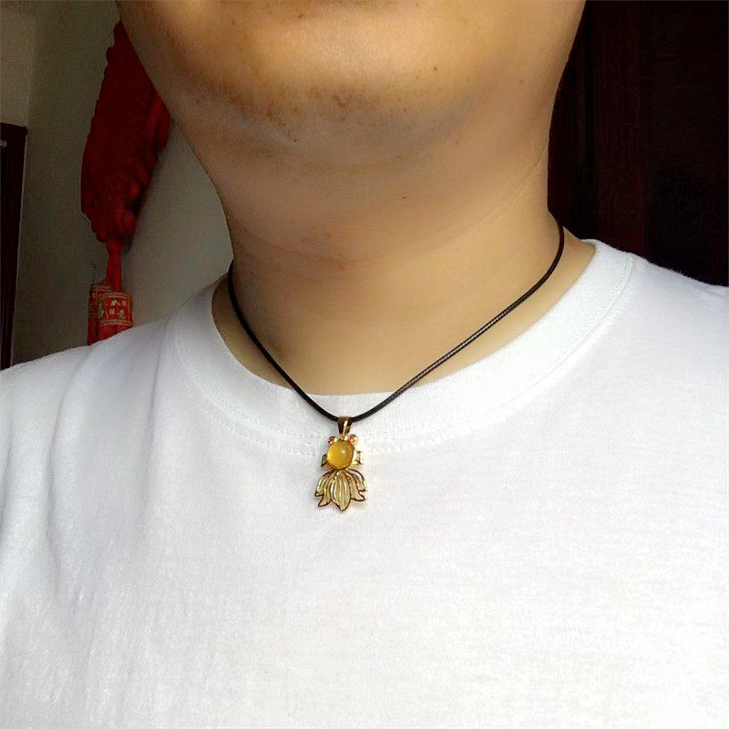 精致可爱玛瑙小金鱼吊坠细皮绳短款项链男女玉挂件锁骨链年年有余