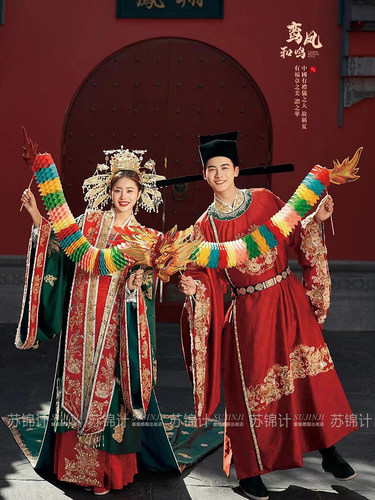 红男绿女，凤冠霞帔，十里红妆