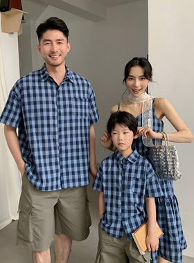 炸街亲子装一家四口蓝色格子短袖衬衫母女吊带裙度假风连衣裙时尚